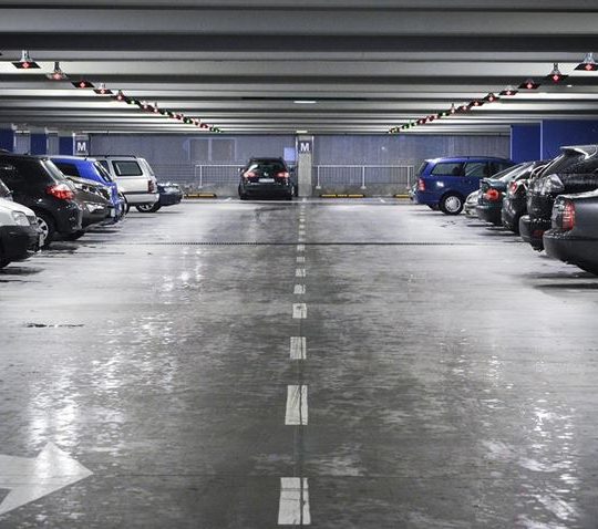Cómo encontrar el mejor aparcamiento en los aeropuertos